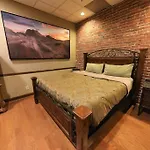 Broadway: The Speakeasy 4Br/2Bth 2200Sf Grnd Lvl