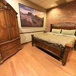 Broadway: The Speakeasy 4Br/2Bth 2200Sf Grnd Lvl