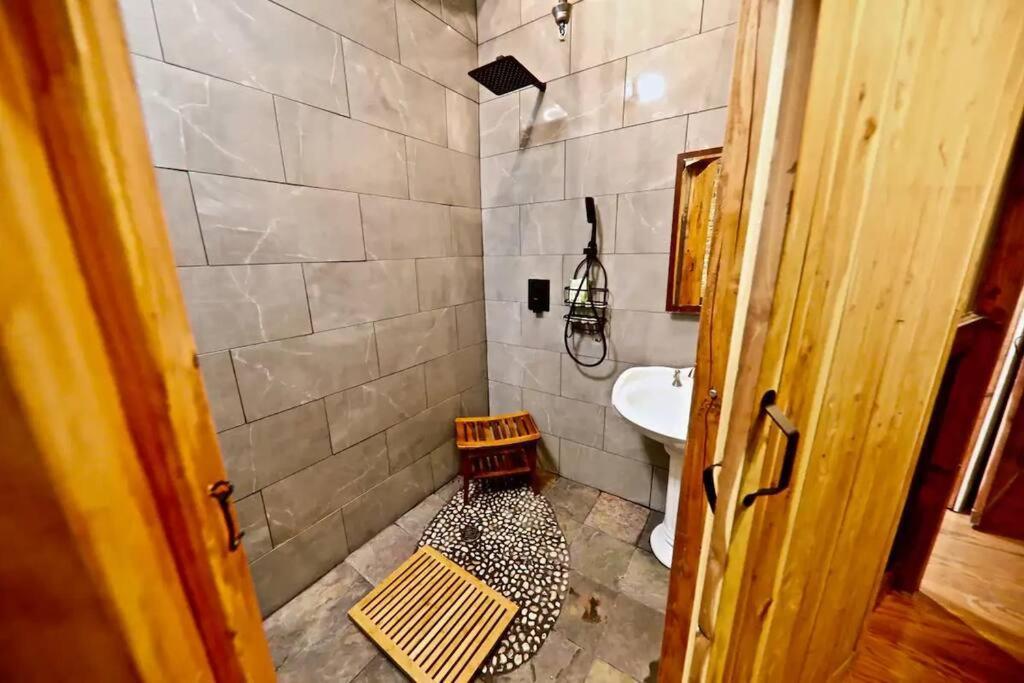 Holiday home Broadway: The Speakeasy 4br/2bth 2200sf Grnd Lvl *
