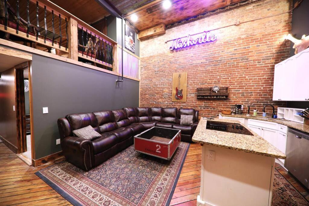 Broadway: The Speakeasy 4br/2bth 2200sf Grnd Lvl * Nashville