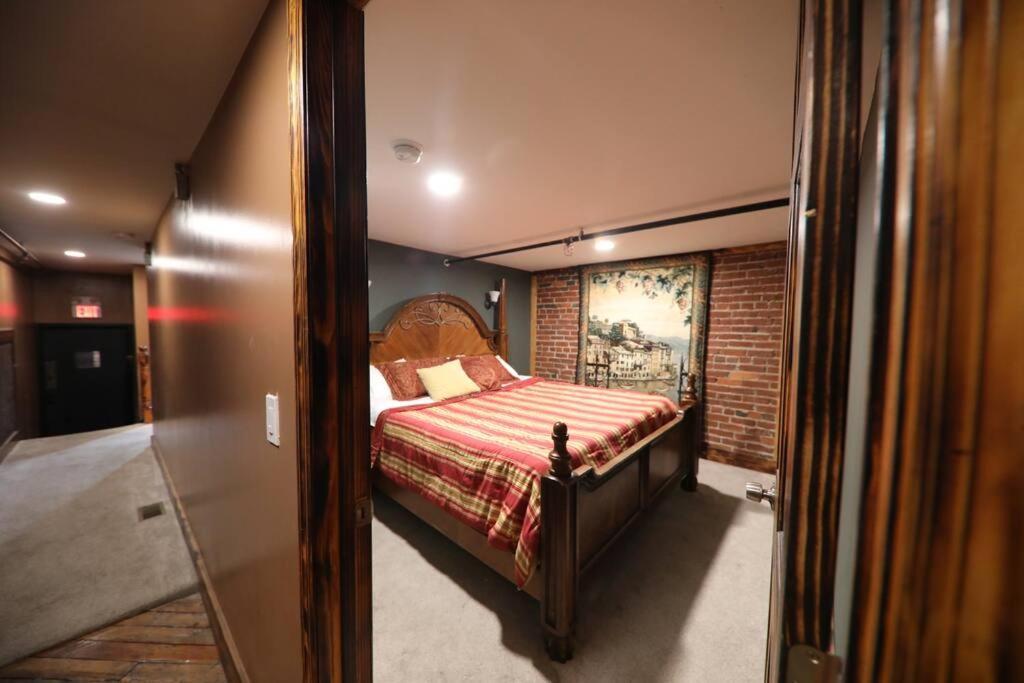 Broadway: The Speakeasy 4br/2bth 2200sf Grnd Lvl * Nashville