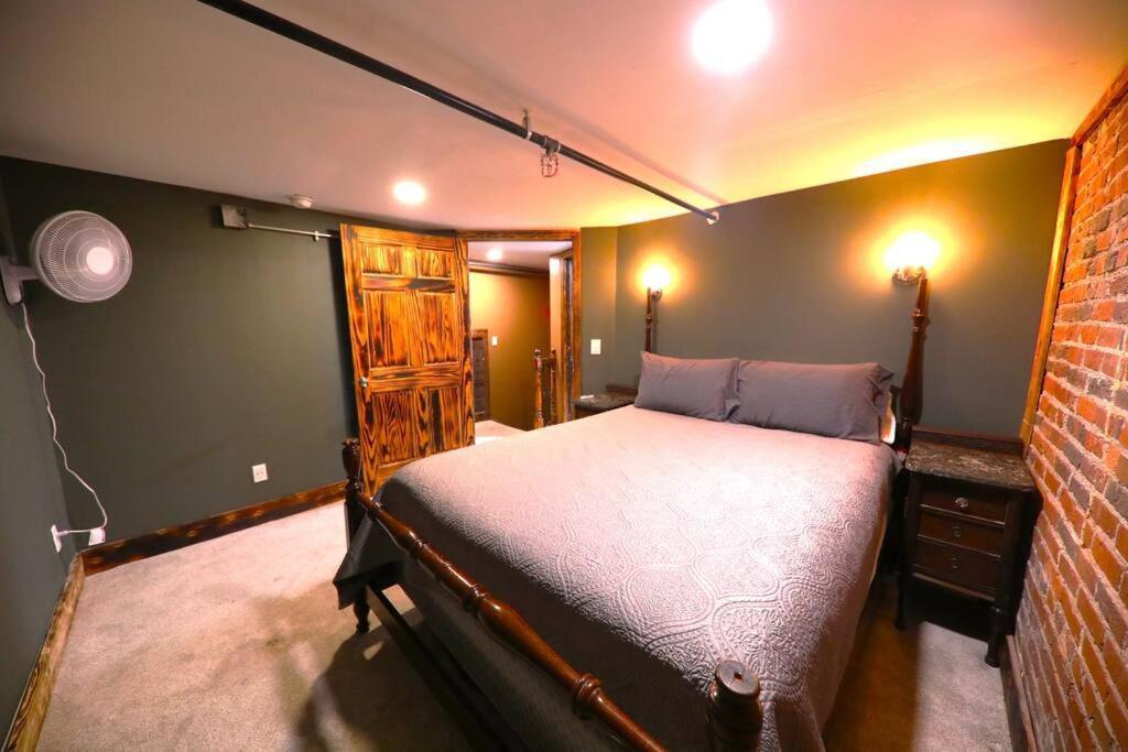 Broadway: The Speakeasy 4br/2bth 2200sf Grnd Lvl