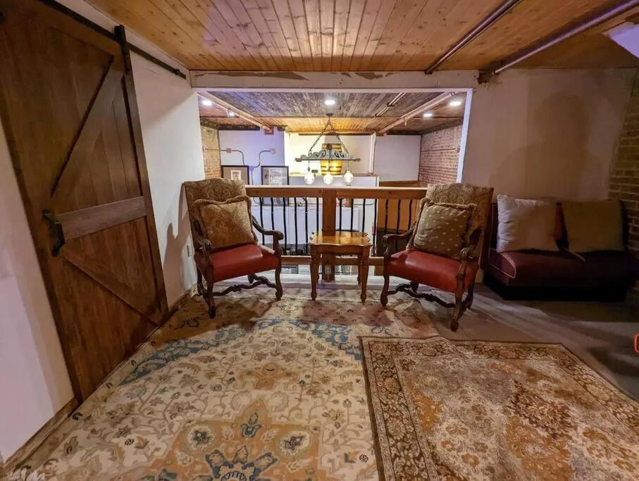 Holiday home Broadway: The Speakeasy 4br/2bth 2200sf Grnd Lvl *
