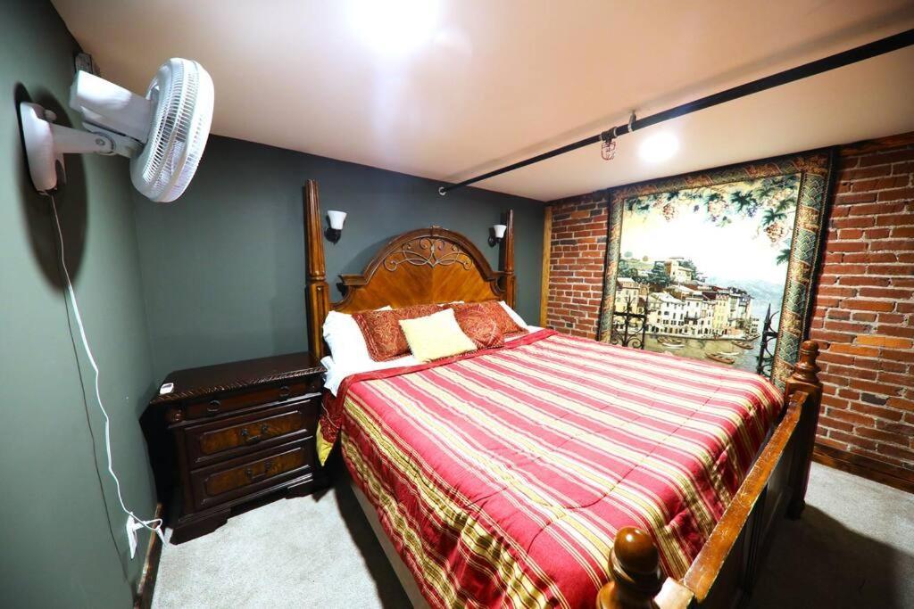 Holiday home Broadway: The Speakeasy 4br/2bth 2200sf Grnd Lvl