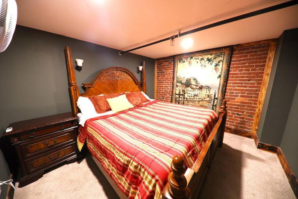 Broadway: The Speakeasy 4br/2bth 2200sf Grnd Lvl * Nashville