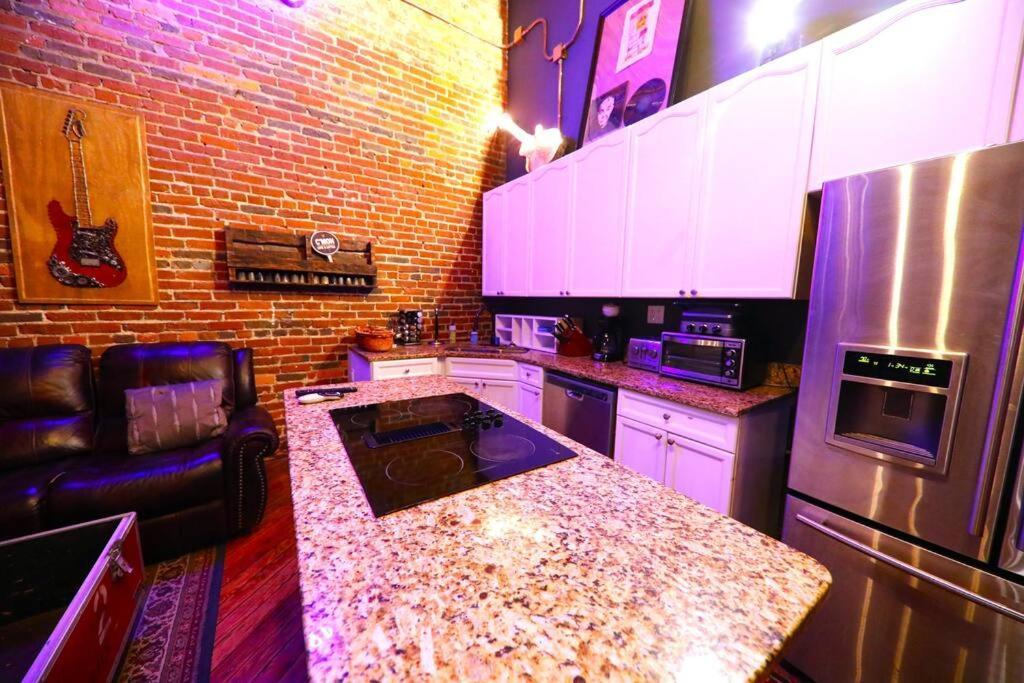 Broadway: The Speakeasy 4br/2bth 2200sf Grnd Lvl Holiday home *