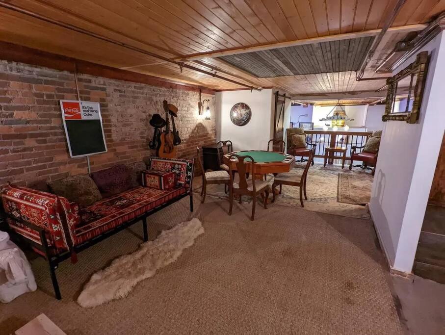 Broadway: The Speakeasy 4br/2bth 2200sf Grnd Lvl Holiday home