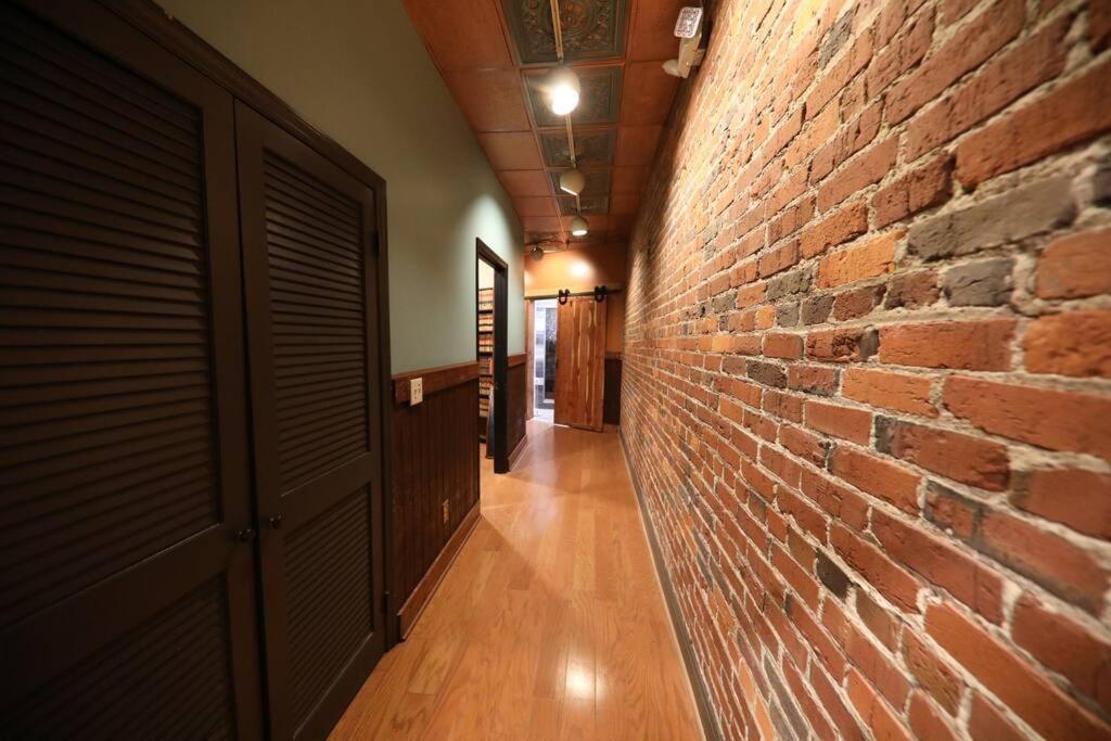 Broadway: The Speakeasy 4br/2bth 2200sf Grnd Lvl Holiday home *